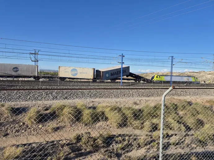 Maquinista severamente herido tras el descarrilamiento de un tren de mercancías en Zaragoza