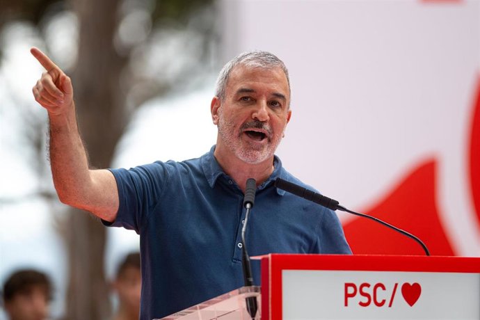 El alcalde de Barcelona, Jaume Collboni, interviene durante la Fiesta de la Rosa del PSC, a 21 de septiembre de 2025, en Gav&agrave;, Barcelona, Catalu&ntilde;a (Espa&ntilde;a)