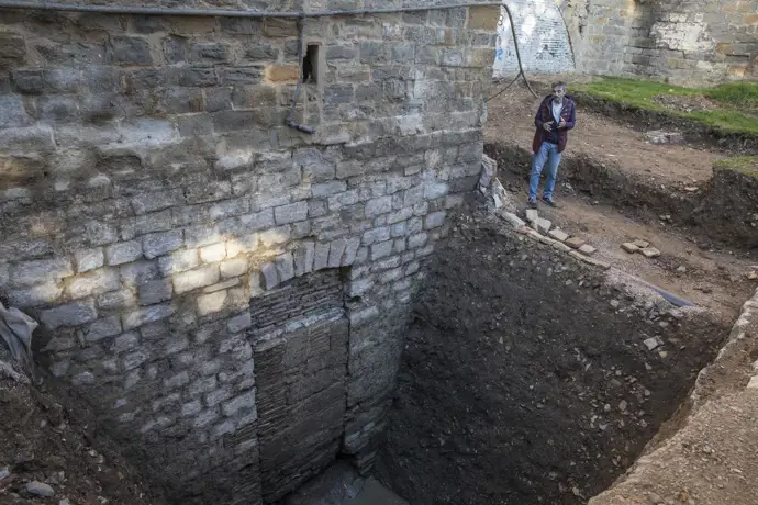 La excavación en la parte trasera de la Catedral buscará el origen altomedieval de la puerta de