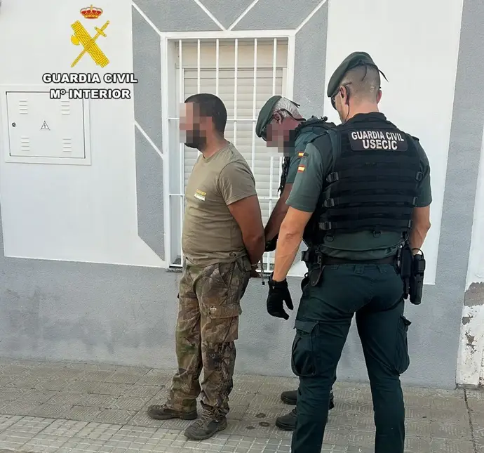 Detienen a cinco personas por agredir y amenazar a un vecino de Zafra con un arma de fuego