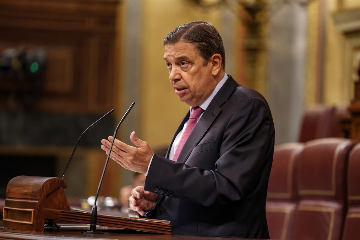 Luis Planas le dice a Juanma Moreno que debe protestar por la nueva PAC en Bruselas, no en España