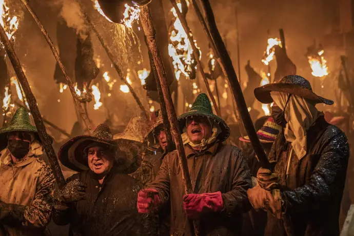 Fuego, cantos, pieles y aroma a pescado: así es la única procesión del Vítor en Mayorga,