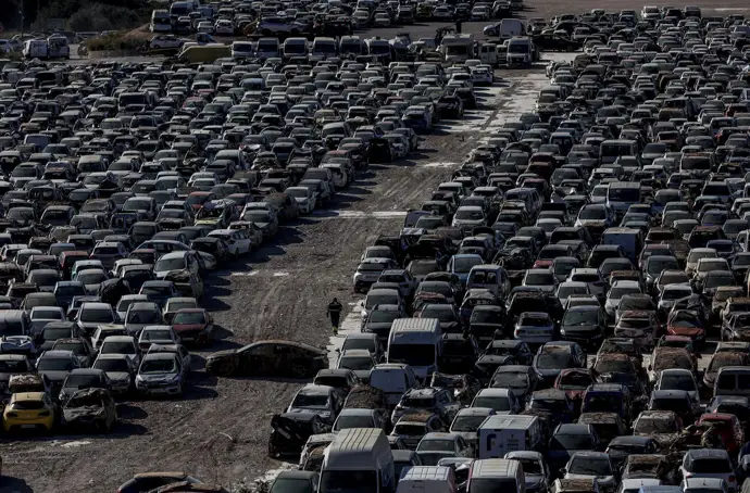 Hereu afirma que eliminar coches dañados por la dana es esencial y que es clave considerar todas