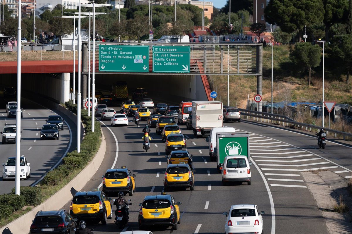 La ley del taxi en Cataluña comienza su tramitación parlamentaria para entrar en vigor en 2026