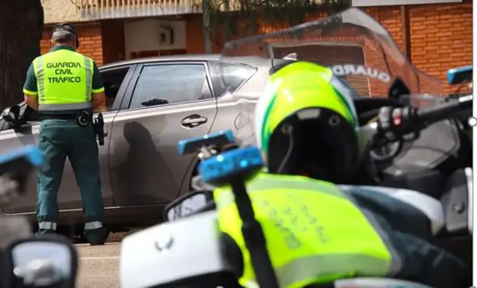 La conductora de un vehículo implicado en la muerte de una motorista en Arroyo está siendo