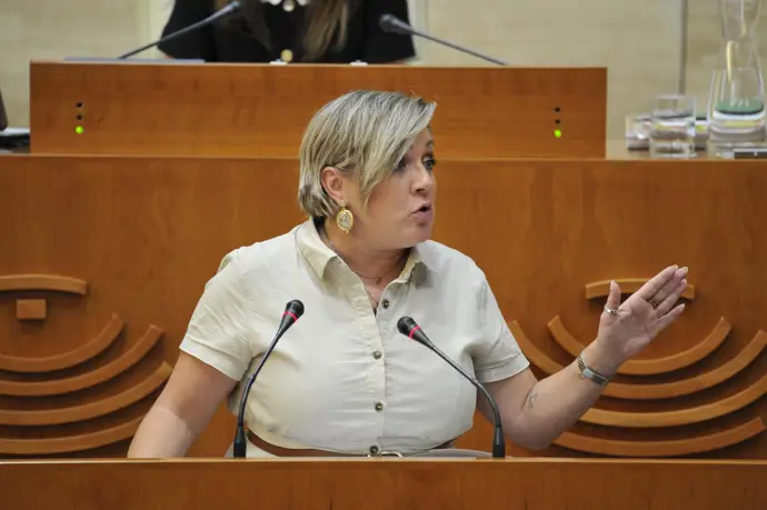 La Asamblea de Extremadura censura a la consejera de Educación por el transporte escolar del