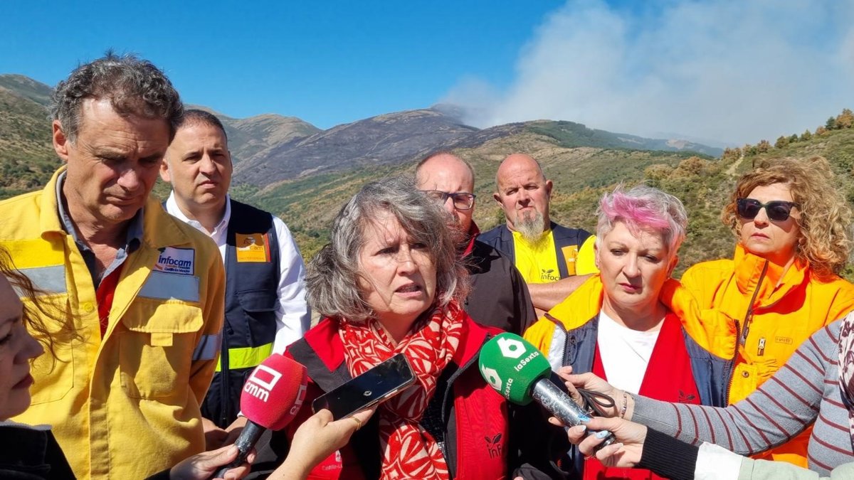 CLM utiliza fuegos controlados para detener el incendio que ha devastado 1.300 hectáreas en