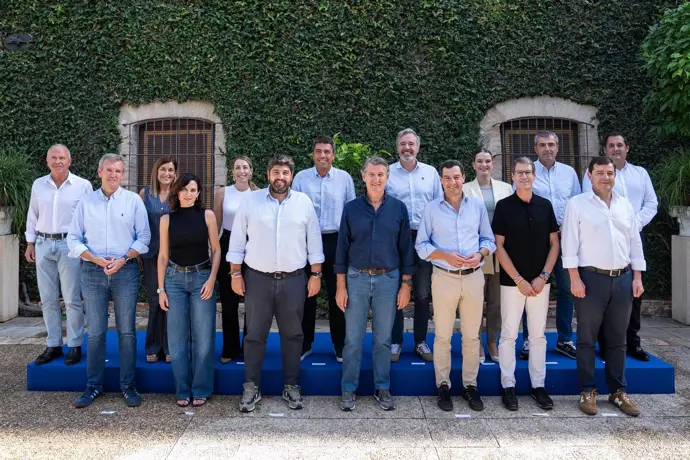 Núñez Feijóo, junto a López Miras y Ballesta, clausura la cumbre del PP en español en Murcia