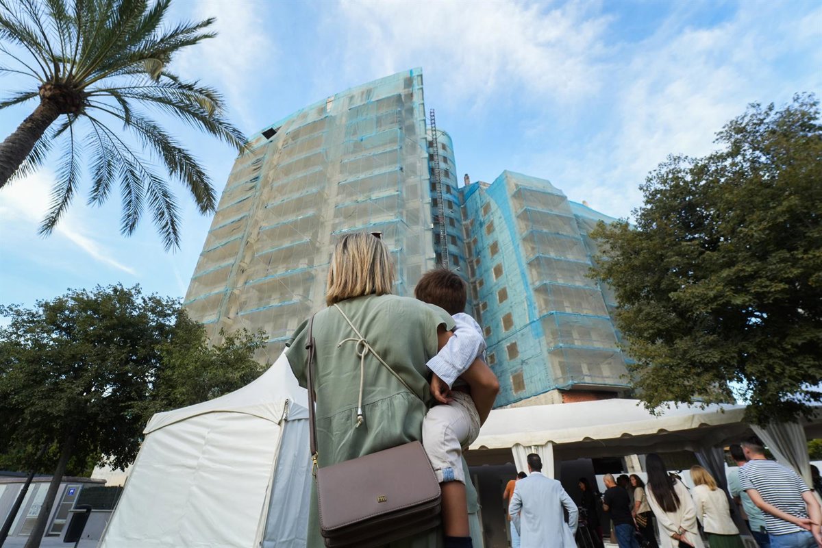 El edificio incendiado de Campanar comienza su rehabilitación con esperanza y tranquilidad