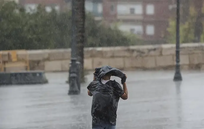Domingo con chubascos y tormentas fuertes en el norte de Castellón; Valencia selecciona candidatas