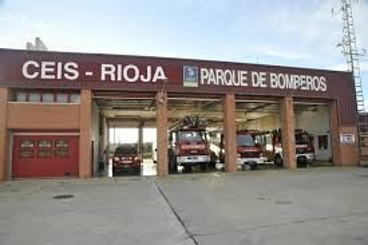 Un fuego en restos de poda de olivo consume alrededor de cincuenta metros cuadrados de matorral