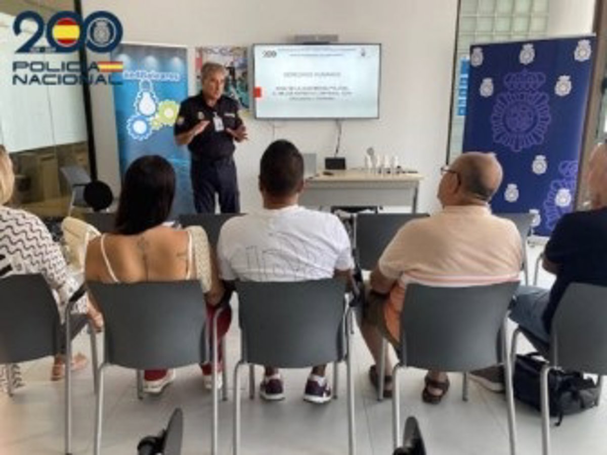 Policía y asociaciones de extranjeros en Ibiza dialogan sobre derechos humanos y prevención