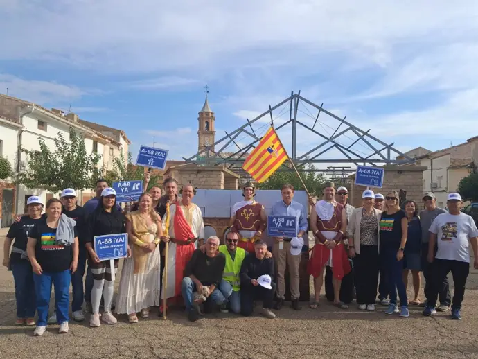 Teruel Existe representa la construcción de un puente romano en Azaila para exigir la A-68