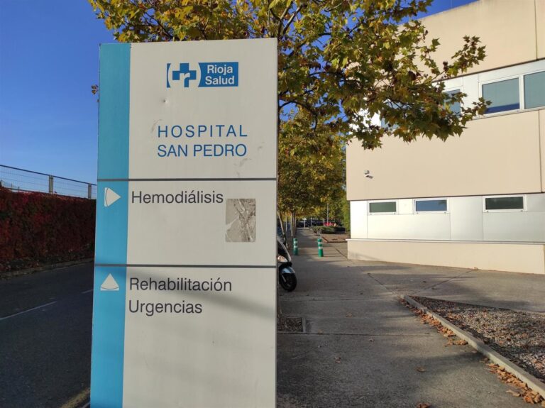 Un ciclista de 57 años es llevado al Hospital San Pedro después de caer en la N-111