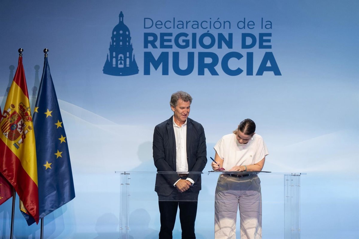 Prohens firma la Declaración de la Región de Murcia, reafirmando el compromiso del PP ante la