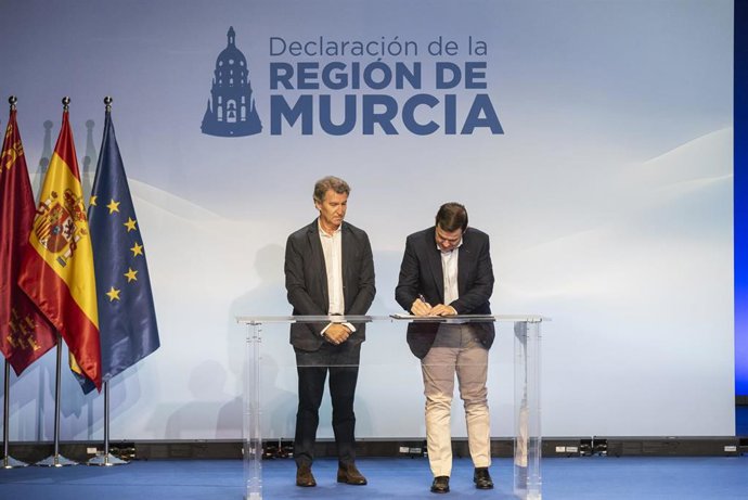 El presidente del Partido Popular, Alberto N&uacute;&ntilde;ez Feij&oacute;o (i), y el presidente de la Junta de Castilla y Le&oacute;n, Alfonso Fern&aacute;ndez Ma&ntilde;ueco (d),  en la firma de la &lsquo;Declaraci&oacute;n de la Regi&oacute;n de Murcia&rsquo;.