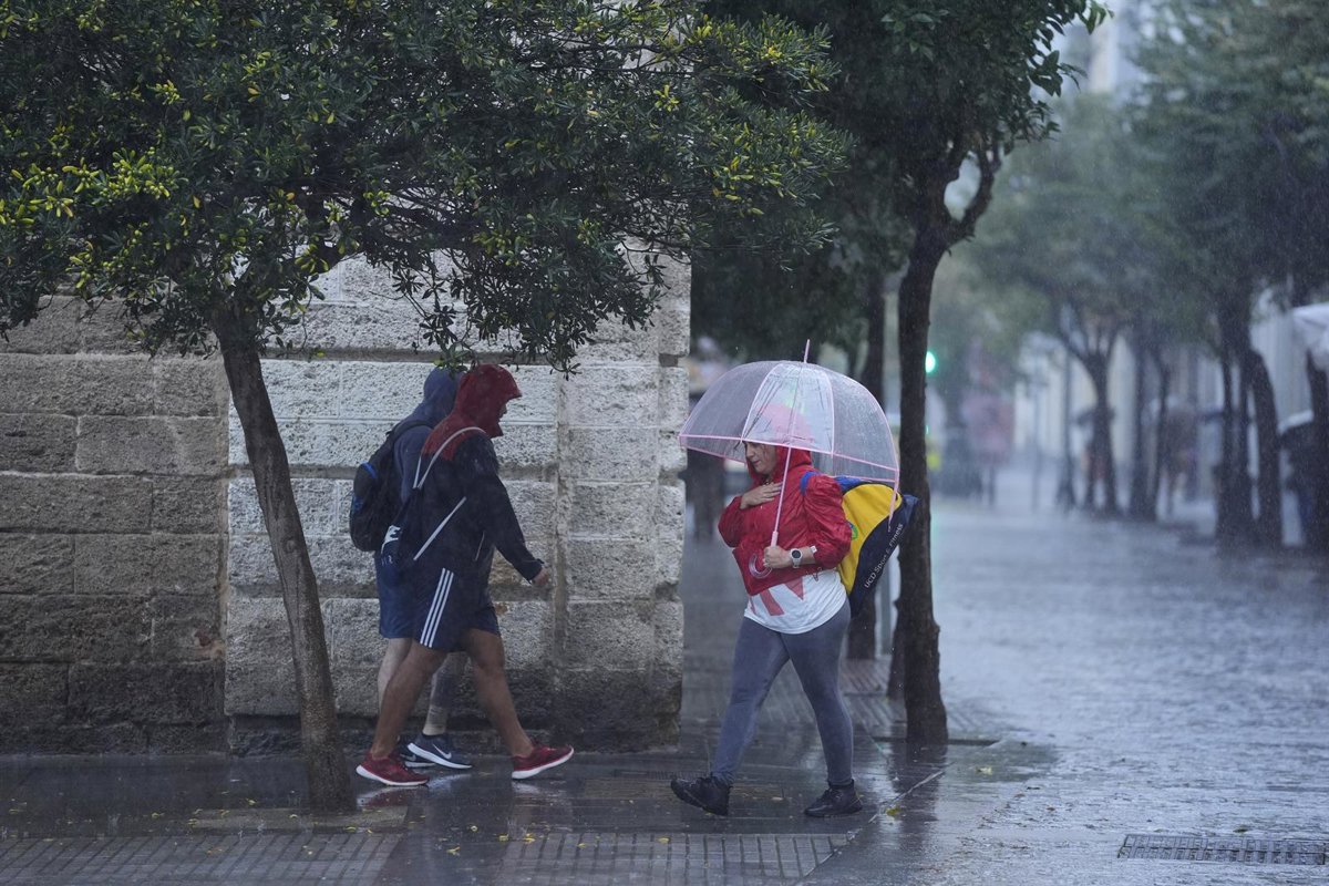 Las comarcas de Almería, Granada y Jaén se preparan este lunes con aviso amarillo por lluvias y