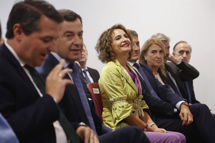 El alcalde de C&oacute;rdoba, Jos&eacute; Mar&iacute;a Bellido, el presidente de la Junta de Andaluc&iacute;a, Juanma Moreno, y la vicepresidenta del Gobierno, Mar&iacute;a Jes&uacute;s Montero, este lunes en un acto de viviendas p&uacute;blicas en C&oacute;rdoba.