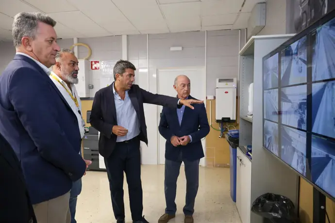 Mazón visita el centro de control de Metrovalencia, que opera "con normalidad" pero con horarios