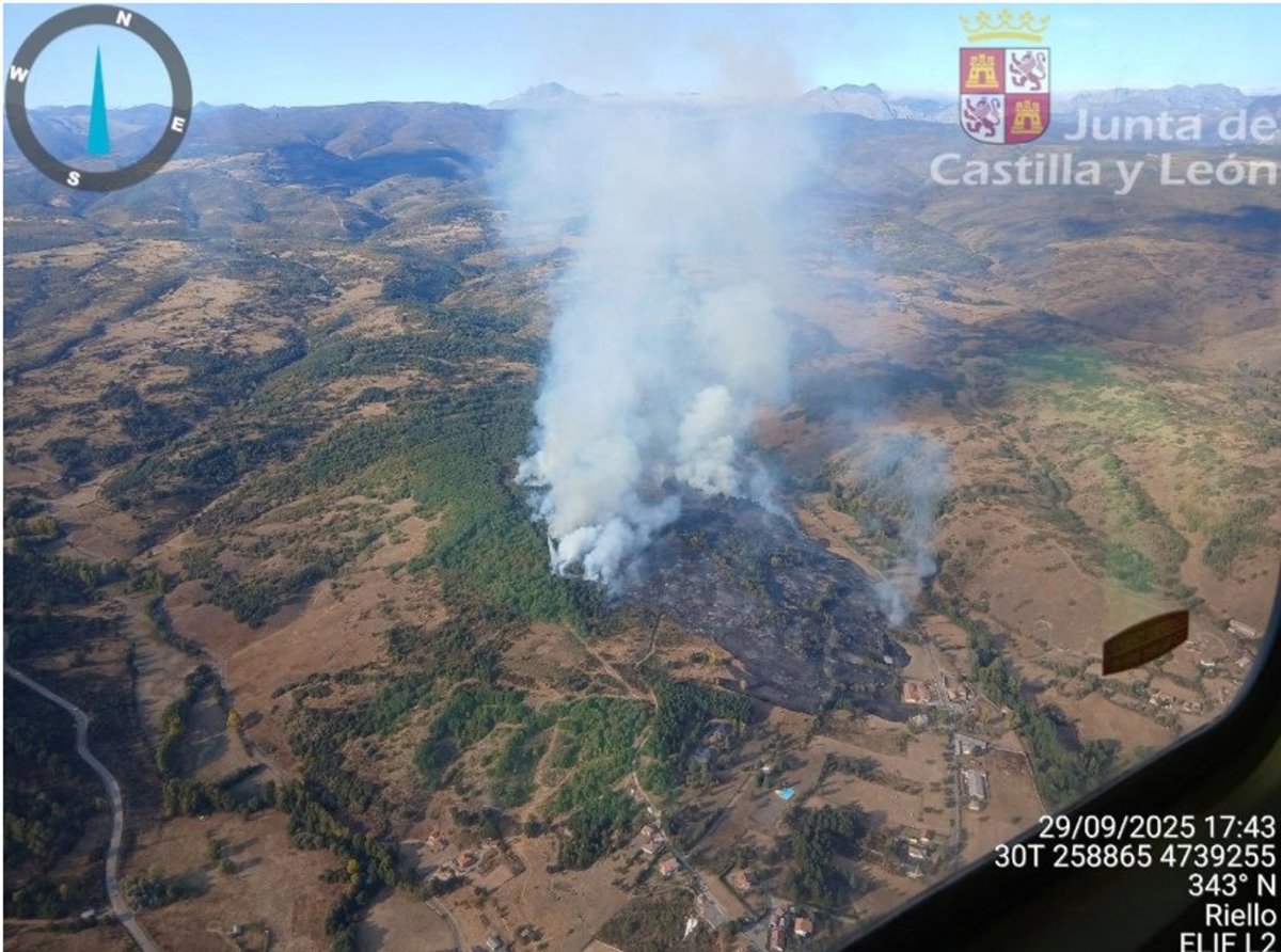 Desplegados unos treinta medios para controlar un incendio en Riello, León