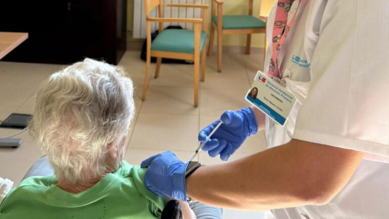 Las Unidades de Atención a Residencias del SERMAS han inmunizado a más de 6.200 mayores contra el