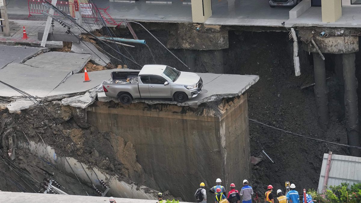Hundimiento en Bangkok por el colapso de una carretera en construcción