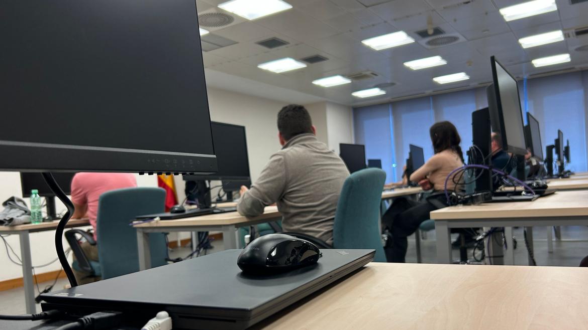 La Comunidad de Madrid concede más de 2.500 licencias VTC tras seis meses de exámenes en español