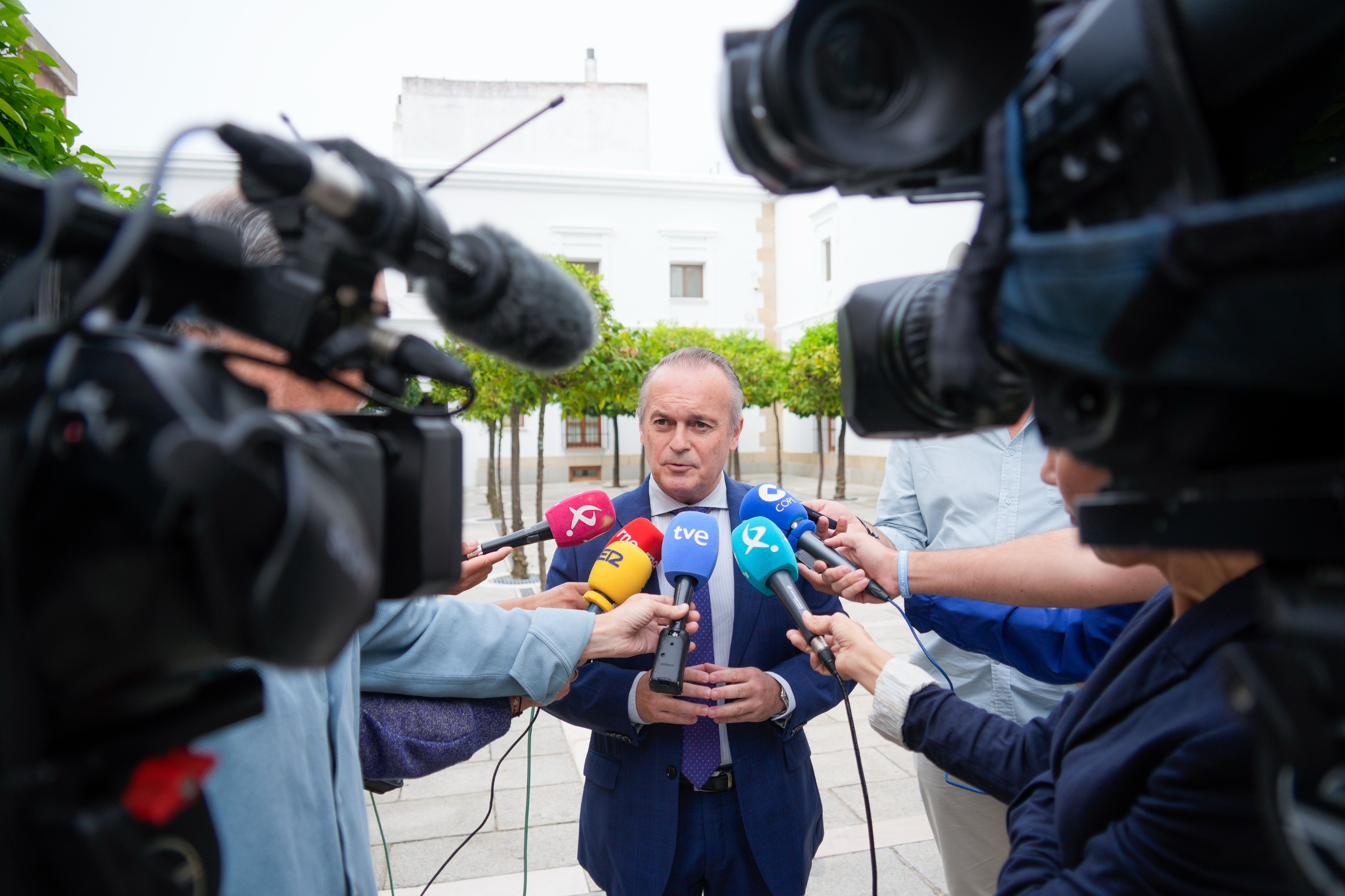 La Junta critica que Pedro Sánchez llega a Extremadura sin inversiones, a diferencia de otras