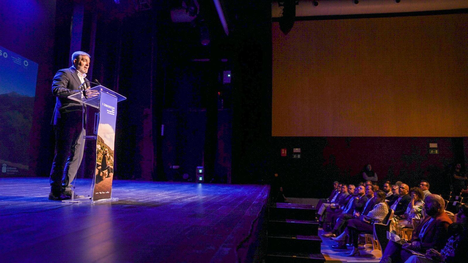 Clavijo convoca a cabildos, ayuntamientos, universidades y sociedad en general para colaborar