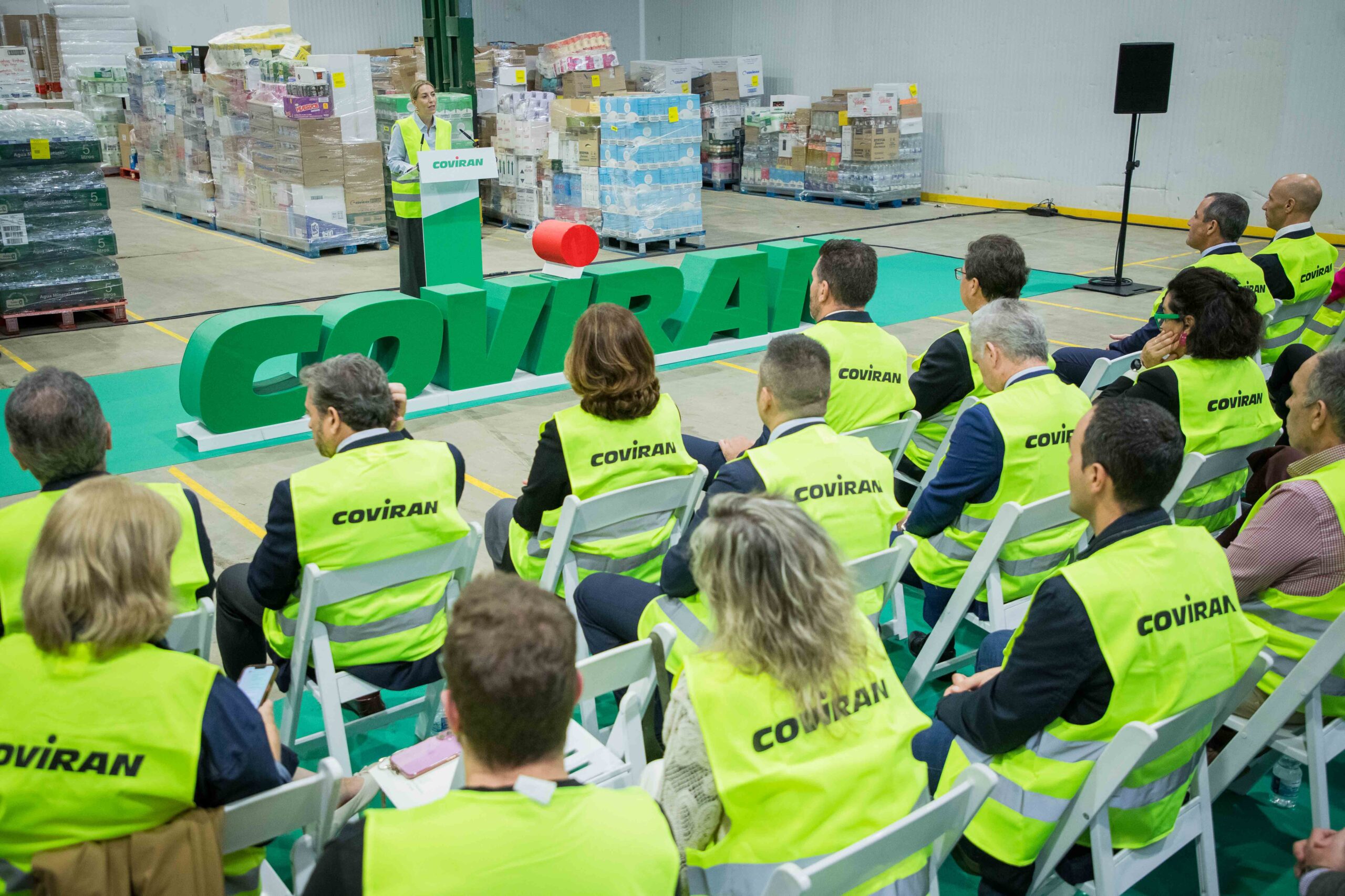 La presidenta de la Junta visita la plataforma logística de Covirán en Mérida y reafirma el