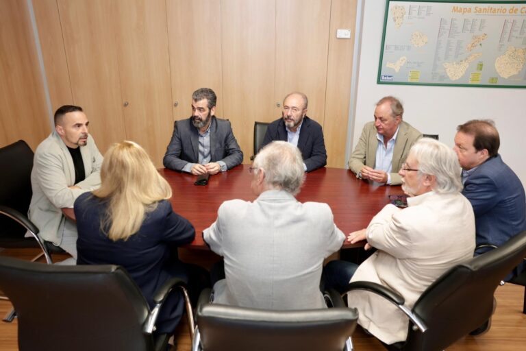 El director del SCS evalúa los planes de contingencia con el equipo de salud y seguridad laboral