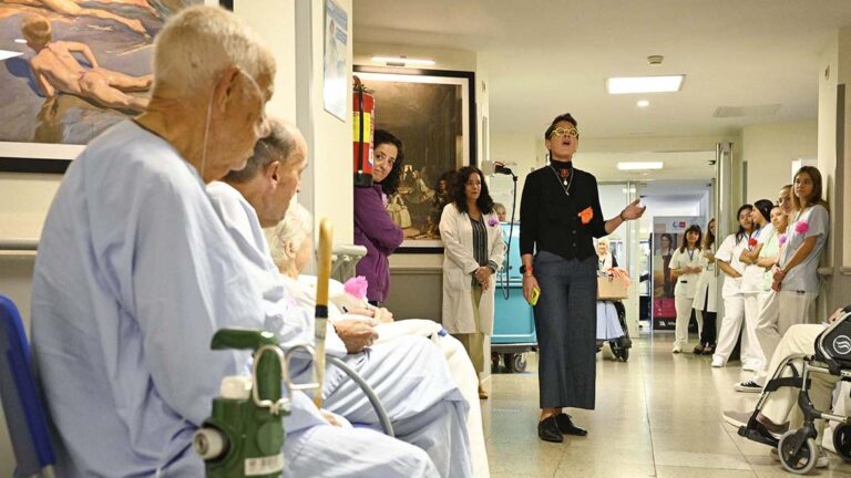 El Hospital Gregorio Marañón celebra el Día Internacional con sus pacientes mayores ingresados