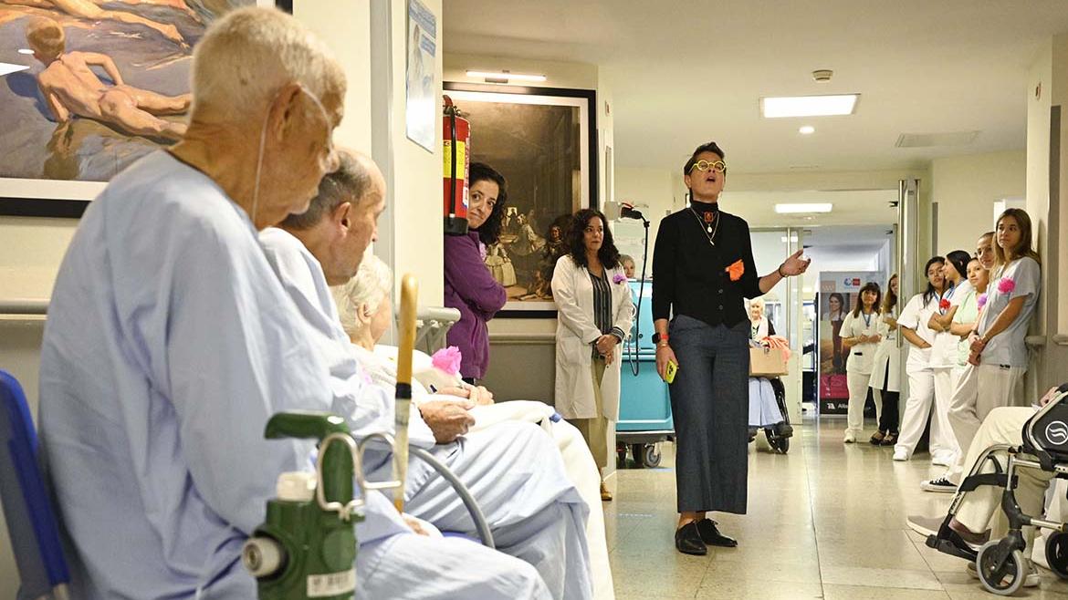 El Hospital Gregorio Marañón celebra el Día Internacional con sus pacientes mayores ingresados