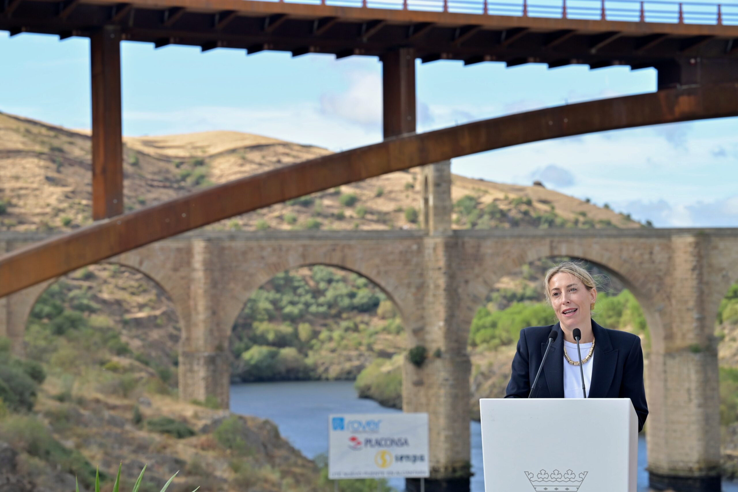 María Guardiola inaugura el viaducto de Alcántara y solicita el reconocimiento del Puente Romano