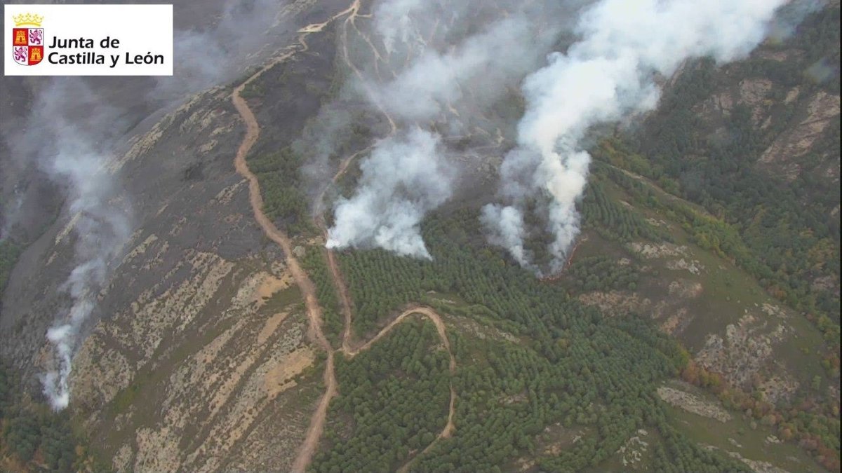 Se permite el retorno de los vecinos evacuados por el incendio en Cerezo de Arriba, Segovia