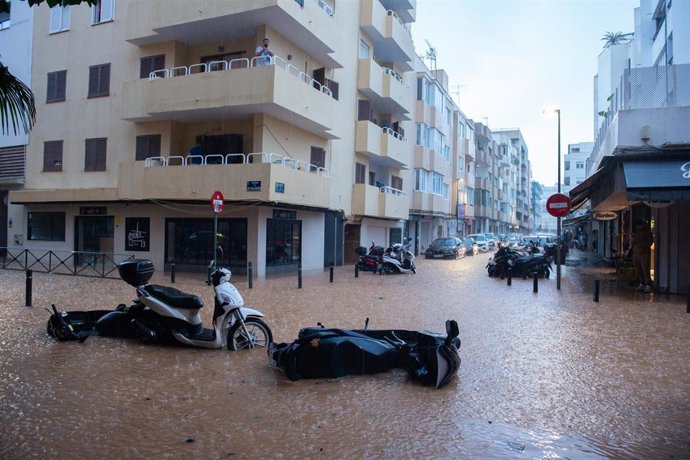 Motos volcadas por el agua, a 30 de septiembre de 2025, en Ibiza, Islas Baleares (Espa&ntilde;a).