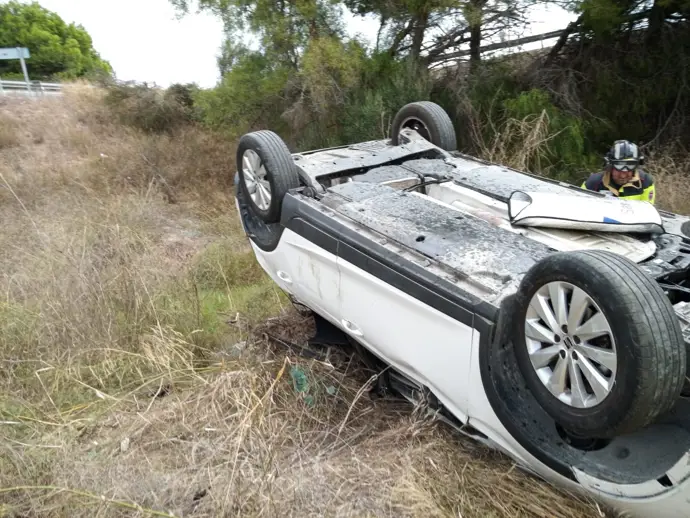 Mujer de 26 años es llevada al hospital tras caer por un terraplén en la AP-7 en San Javier