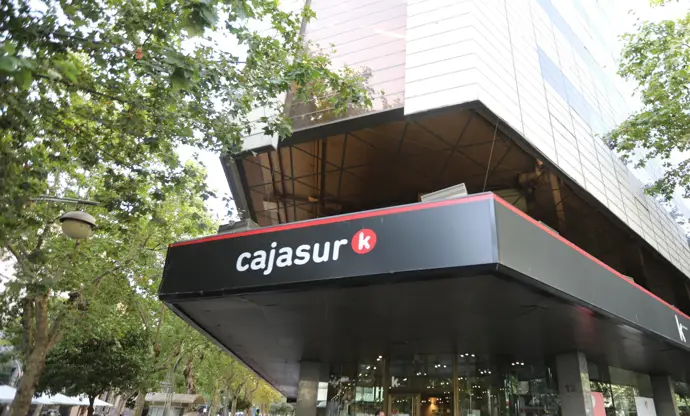 Kutxabank impulsa la integración de Cajasur al finalizar la fusión societaria