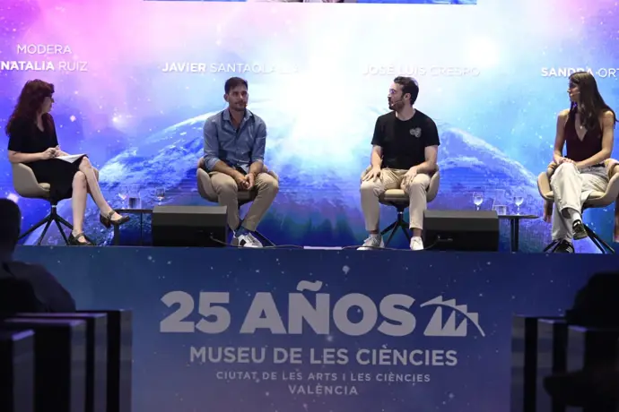 La charla de Sandra Ortonobes, José Luis Crespo y Javier Santaolalla llena el Museu de les