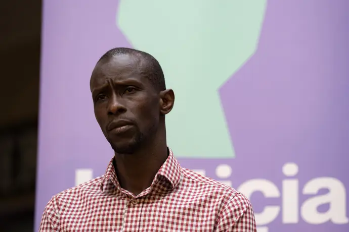 Podemos exige la liberación de Serigne Mbayé, quien afirma haber sido llevado a Israel en contra