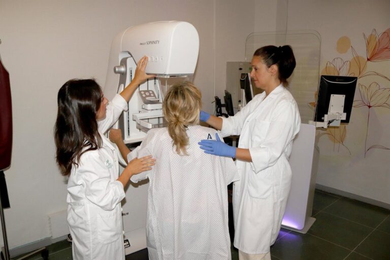 Andalucía contactará a 2.000 mujeres para el cribado del cáncer de mama y promete depurar