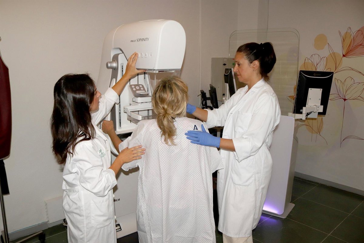 Andalucía contactará a 2.000 mujeres para el cribado del cáncer de mama y promete depurar