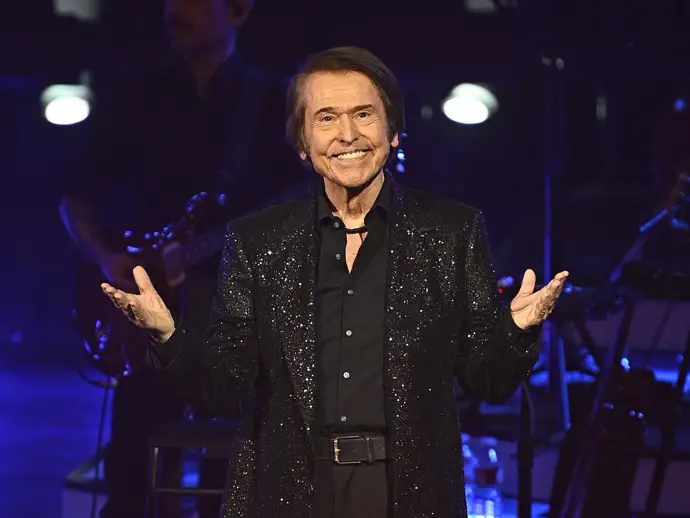 Raphael informa sobre su estado de salud y cancela su segundo concierto en una semana