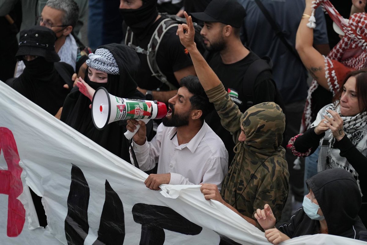Numerosas personas se reúnen en la terminal S del puerto de Barcelona, vigilada por los Mossos