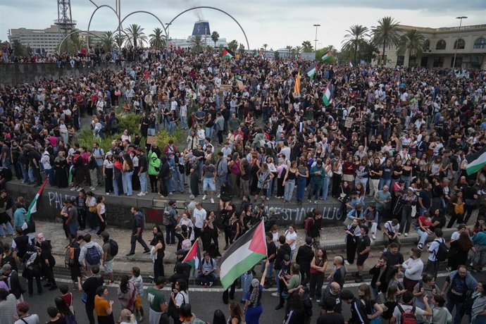 Cientos de personas durante una concentraci&oacute;n en apoyo a la Global Sumud Flotilla, en la Plaza de la Carbonera de Barcelona.