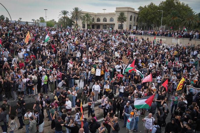 Cientos de personas durante una concentraci&oacute;n en apoyo a la Global Sumud Flotilla, en la Plaza de la Carbonera de Barcelona.