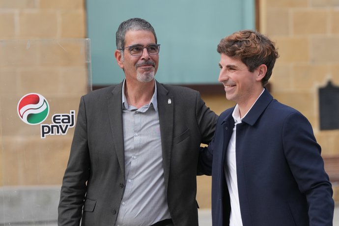 El todav&iacute;a alcalde de San Sebasti&aacute;n, Eneko Goia (i)  junto a su sustituto, Jon Insausti (d), en la plaza Zuloaga, a 3 de octubre de 2025, en San Sebasti&aacute;n, Guip&uacute;zcoa