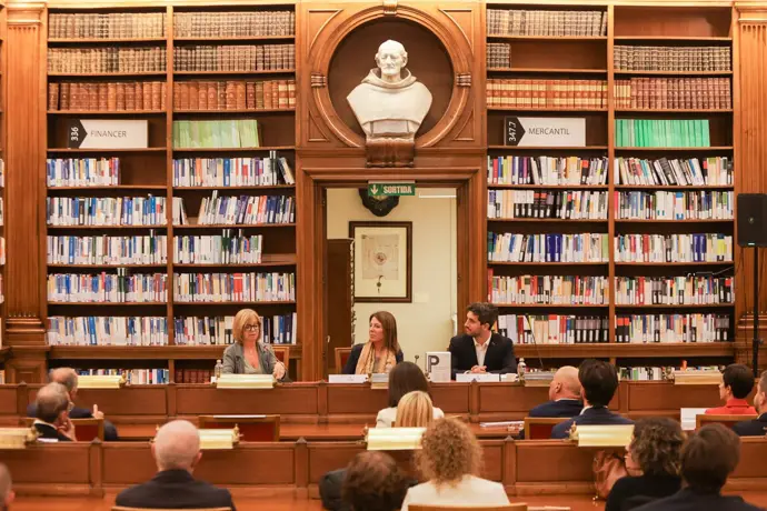 El ICAB presenta el libro 'Tratado de Protección de Datos Personales' en un acto relevante.