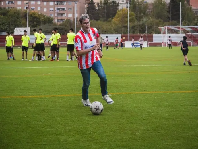 Autol presenta el nuevo césped artificial del campo de fútbol, con financiación del Gobierno de