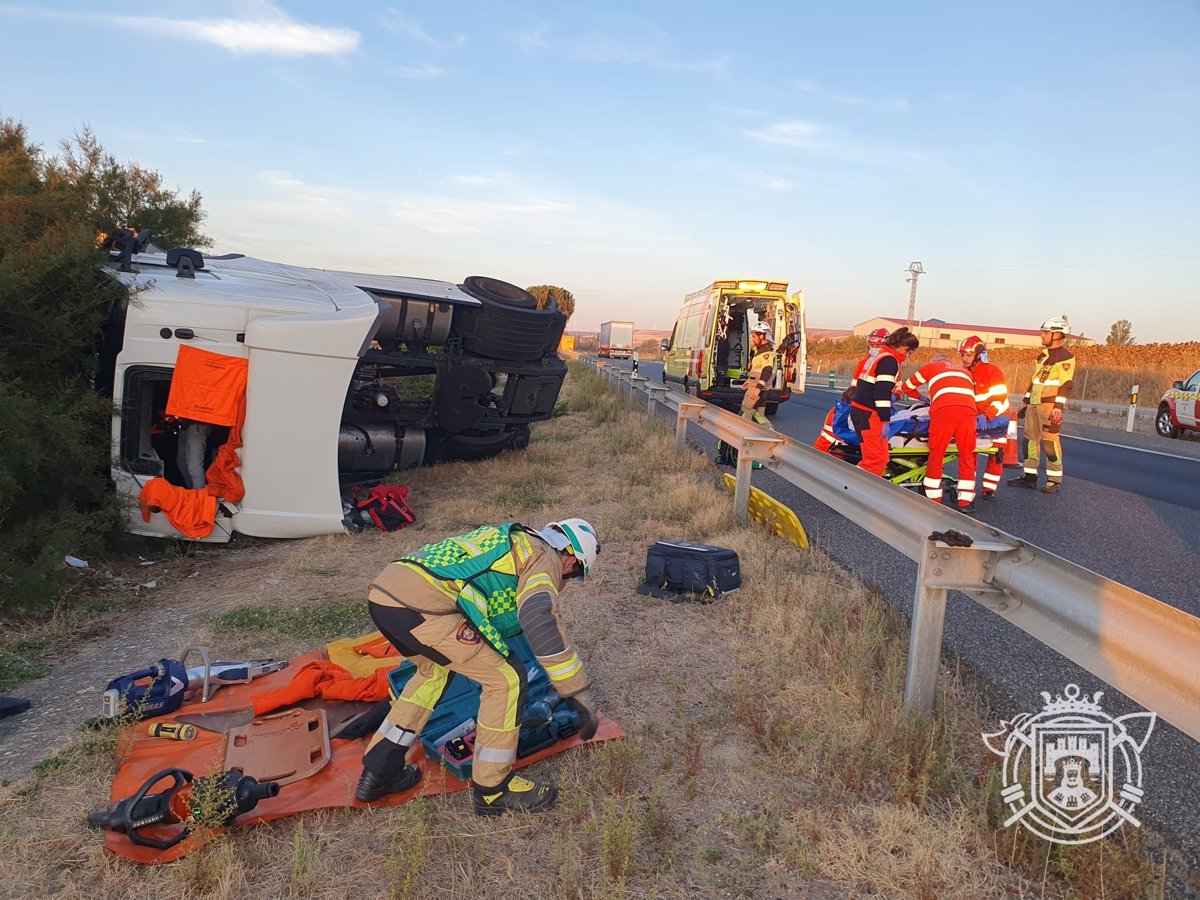 Dos personas resultaron heridas al volcar un camión en la A-62 a su paso por Estépar, Burgos